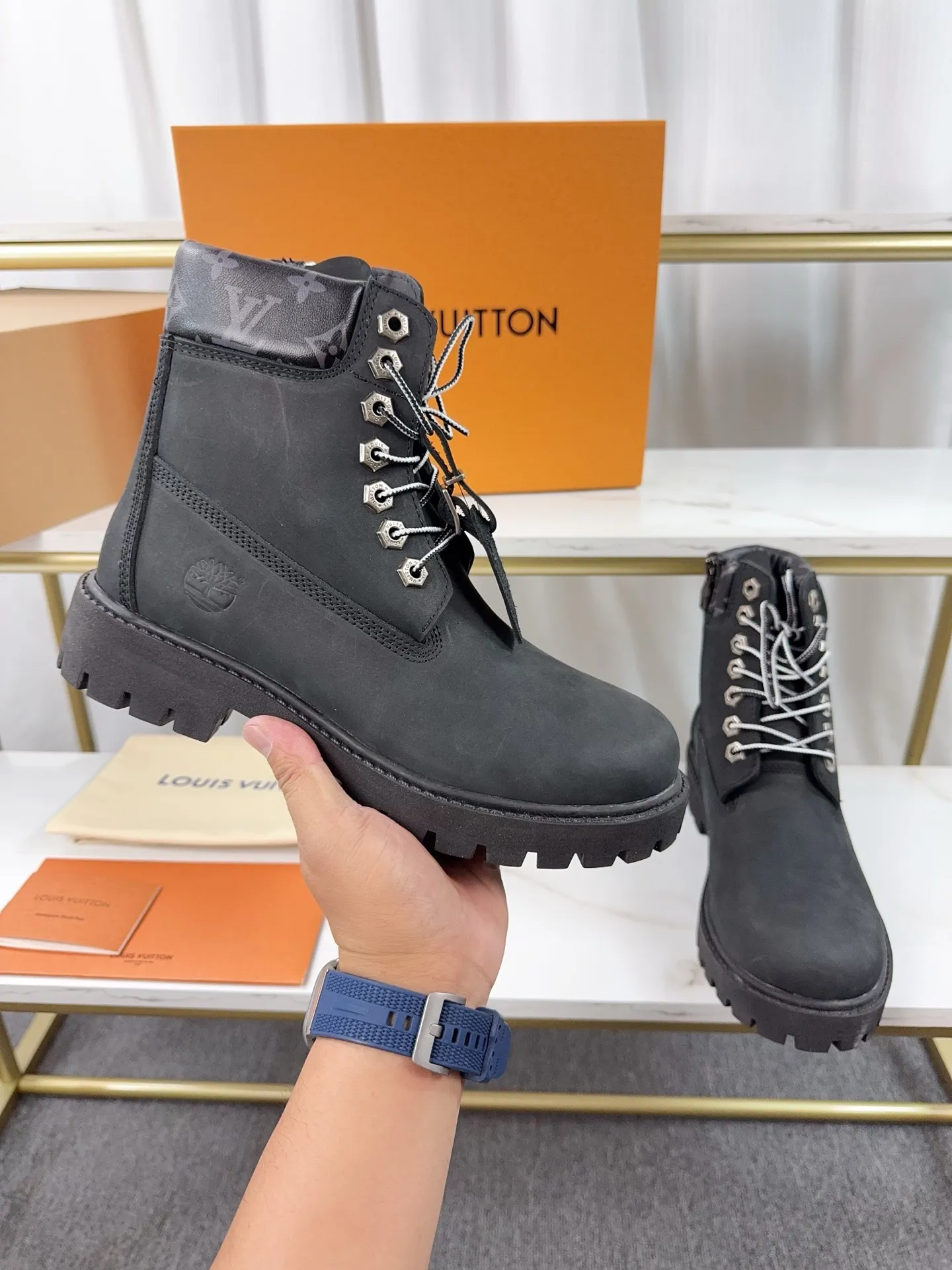 Couple model 💰700 ❤️Top version: Couple model LV x Timberland Timberland joint model Presbyopia Embossed Rhubarb boots Ankle boots Short boots LV x Timberland ankle boots are made of Monogram embossed waterproof nubuck cow leather, relying on the brand's exquisite craftsmanship to carefully reshape the classic Timberland 6-inch boot shape in Italy, and make an eye-catching appearance in 2024 created by Pharrell Williams with American workwear style Autumn and winter menswear show. Monogram embossed tongue, original Timberland laces and outsole are exquisite details, and the leather label expresses the cooperation logo. Exquisite packaging at the delivery counter🛍📦 ▪️Material: Original customized imported first-layer cowhide ▪️Inner lining: Original customized leather lining/mesh lining ▪️Outsole: Original molded anti-slip rubber material ▪️Sole thickness: 3.5CM ▪️Size: Women's 35-40 Men's 39-46